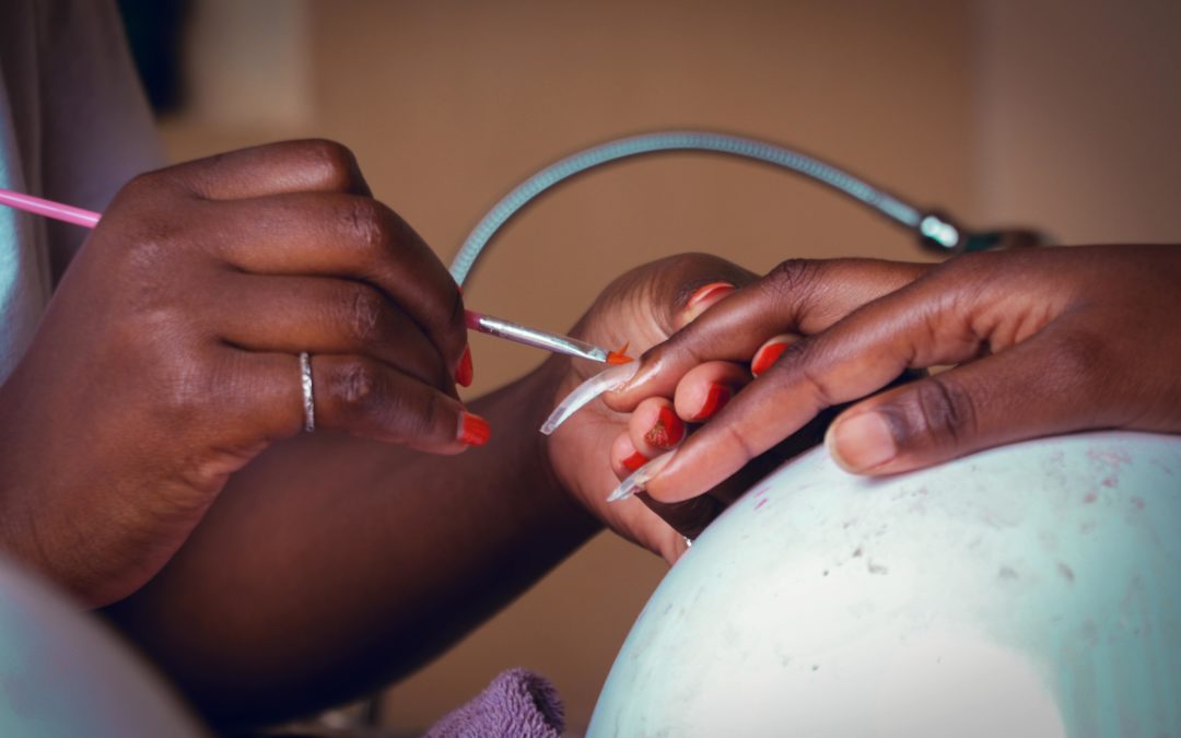 Comment Choisir une Prothésiste Ongulaire pour une Manucure de Rêve